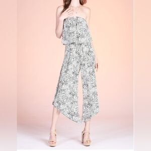 TYCHE NAVY & WHITE SLEEVELESS ROMPER SIZE MEDIUM